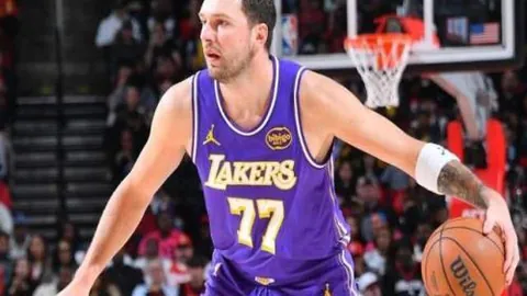 拜仁坚不可摧，德甲冠军指日可待，凯恩从容不迫，球队以6分优势领跑积分榜领跑。